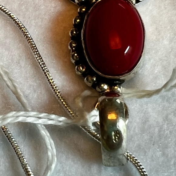 Red coral three stone pendant set in 925 sterling - Picture 4 of 4